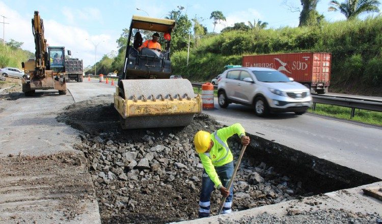 Para evitar más congestionamiento vehicular sobre la vía se habilitan los "hombros". /Foto Cortesía