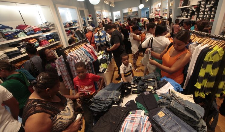 Los panameños consideran que no es momento de hacer gastos debido a la situación económica del país, según una encuesta realizada por Ipsos. Archivo