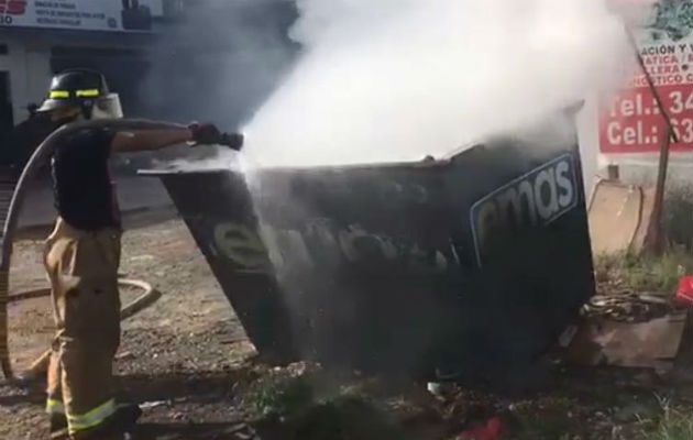 Bomberos han tenido que sofocar los fuegos. Foto: Eric A. Montenegro.
