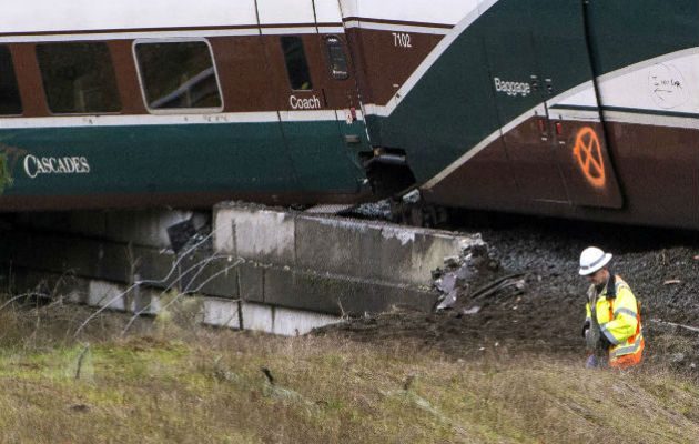 Los equipos de emergencia en acción después de que el tren se descarrilara.