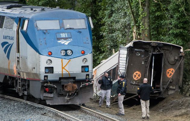 Las cuadrillas de emergencia realizan labores de rescate tras descarrilarse el tren.