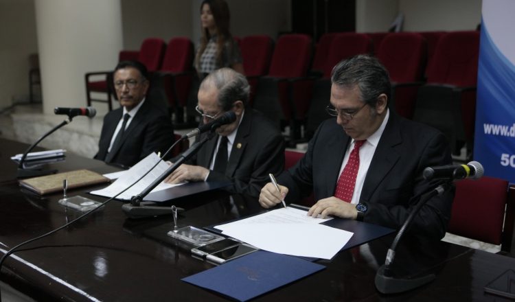 Juan Planells y Alfredo Castillero Hoyos suscriben acuerdo. /Foto Víctor Arosemena