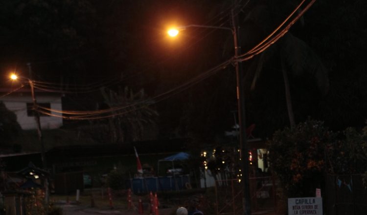 El propósito principal de la norma de iluminación de calles, avenidas y otros de uso público es el de proveer una adecuada iluminación para una segura, rápida y confortable visibilidad en la noche.