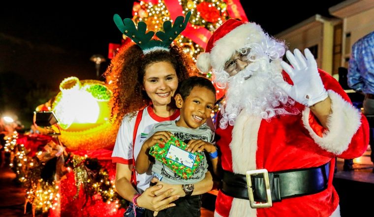 4. Santa entregró regalos a los niños de Veracruz.