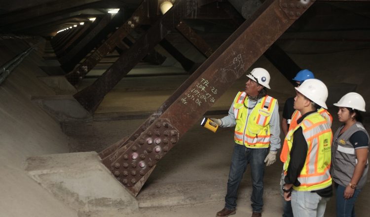 El puente Centenario cuenta con un pasillo bajo sus estructuras para hacerle su mantenimiento. /Foto Víctor Arosemena.