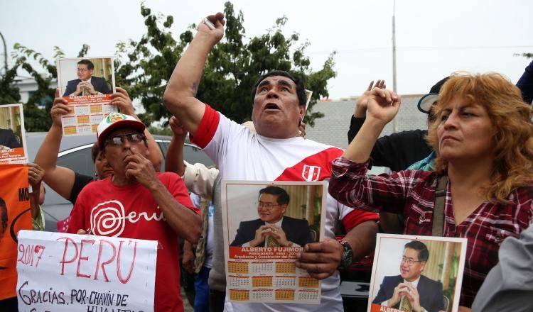 Un grupo de simpatizantes de Alberto Fujimori, grita consignas de apoyo en la ciudad de Lima. /Foto EFE