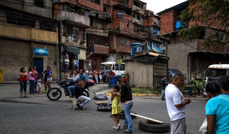 Un grupo de personas cierran las calles exigiendo comida. /Foto EFE