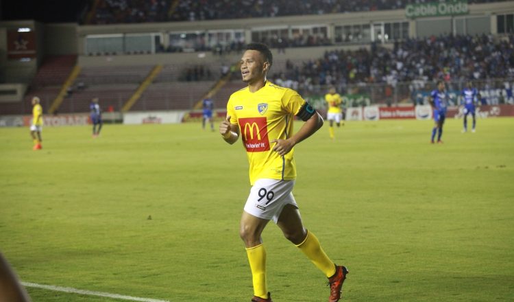 "Toro" Blackburn ha estado presente en los tres títulos que ha ganado Chorrillo en la máxima categoría del fútbol panameño.
