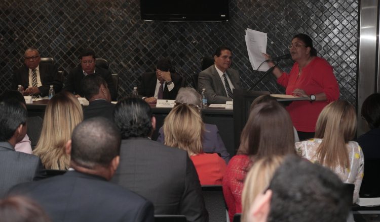 Momentos en que la abogada González hace los señalamientos   contra  el diputado Rosas (centro). /Foto Víctor Arosemena 