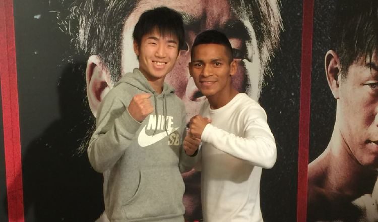 El japonés Ken Shiro (izq.) posa junto al boxeador panameño Gilberto "Cacique" Pedroza. /Foto Cortesía