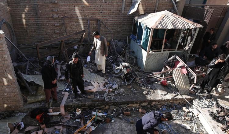 Oficiales de seguridad afganos inspeccionan los daños en el escenario del atentado. /Foto EFE