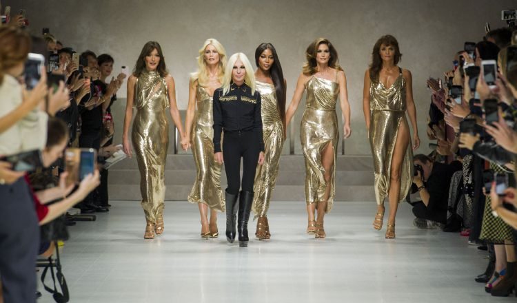 El homenaje que realizaron las "top models" de los años 90 al fallecido ícono de la moda, Gianni Versace.  Archivo