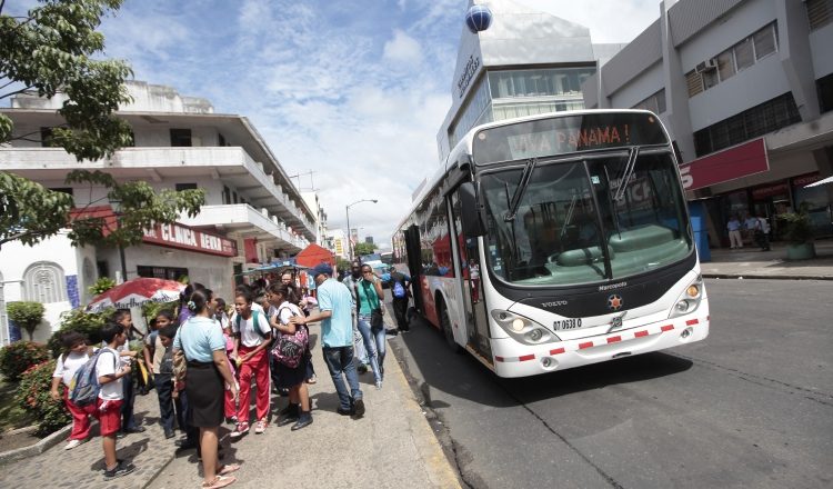 Miles de panameños tienen que hacer hasta lo imposible para poder conseguir transportarse de un lugar a otro en un metrobús o los busitos piratas, a la falta de estos. /Foto Archivo 
