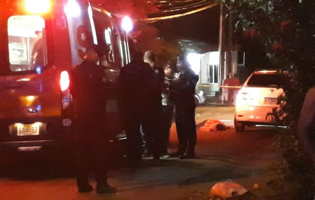 El cuerpo del hoy occiso quedó tendido a un costado del auto. Foto/José Vásquez