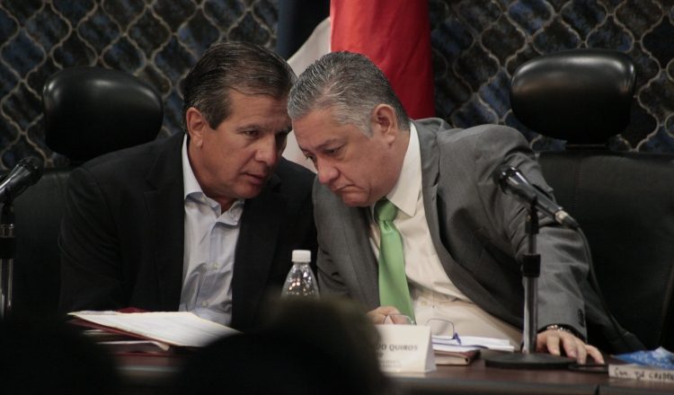 Hasta el considerado "matraqueador" del oficialismo, José Luis Varela, estuvo asesorando a sus copartidarios en el periodo de consultas. /Foto Víctor Arosemena