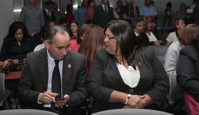 Colegas y compañeros de Moore fueron a apoyar su ratificación. /Foto Víctor Arosemena