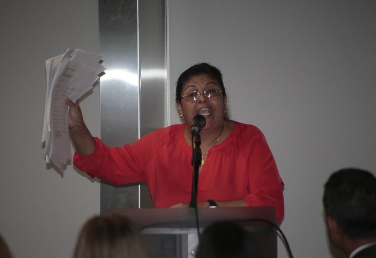 Norma González fue una de las oradoras más contundentes. /Foto Víctor Arosemena