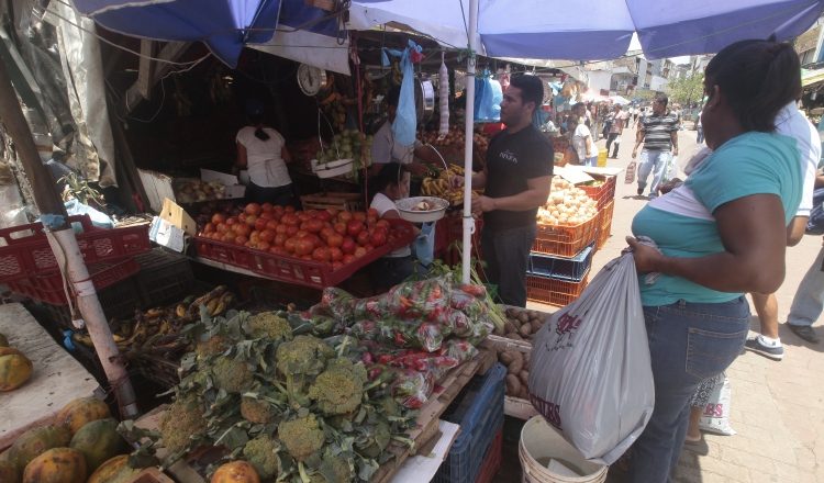 Los panameños están cada vez más conscientes de la realidad que se vive en el país y ante el aumento del  desempleo, buscan opciones para ganarse la vida. Archivo