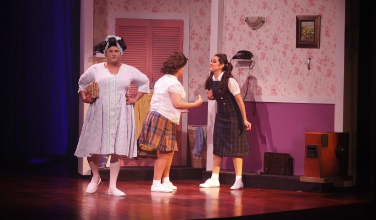 Aarón Zebede como Edna Turnblad, la madre de Tracy. Una mujer "de pelo en pecho". Apoyó a su hija siempre, le levantó la autoestima. /Foto Josué Arosemena