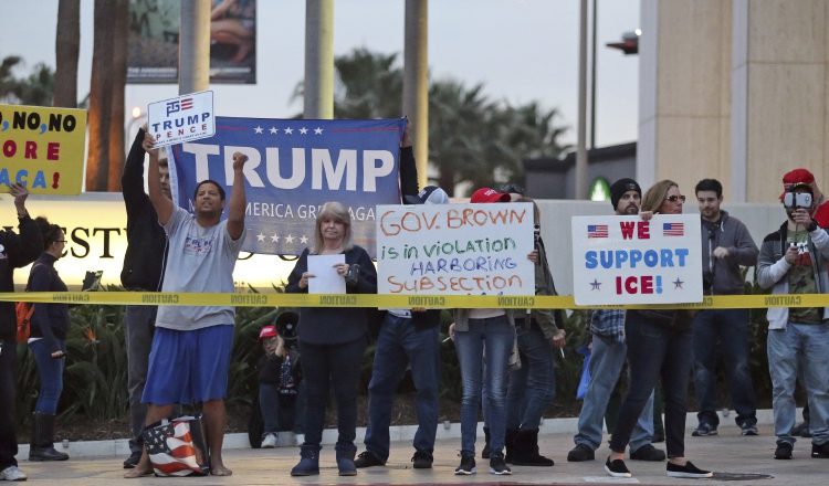 Instan al Partido Demócrata a proteger la Ley de Acción Diferida para los llegados en la Infancia. /Foto AP