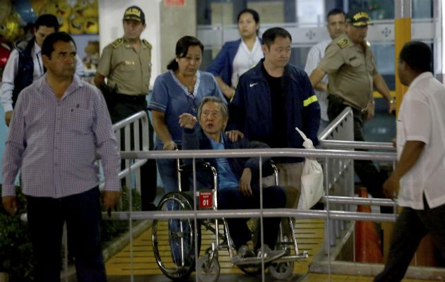 Alberto Fujimori, saluda a un grupo de simpatizantes. FOTO/EFE