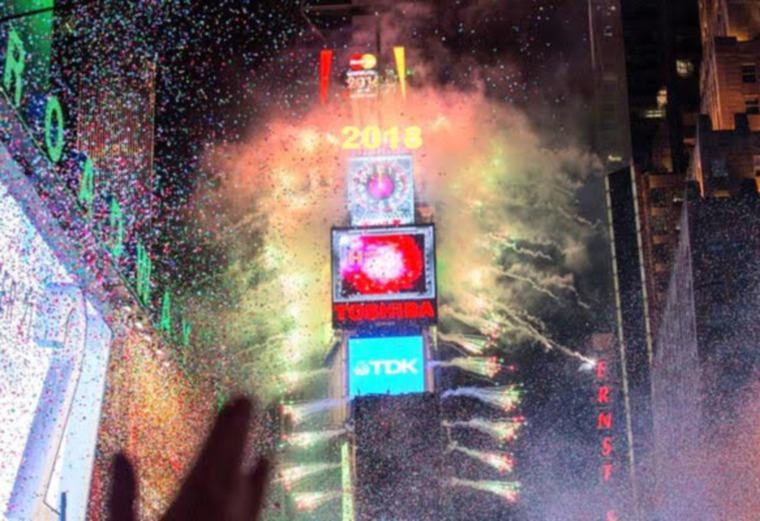 Artistas invitados: Llegó el 31 de diciembre y sin ningún inconveniente, Mariah Carey se presentó, una vez más, en el escenario del Times Square.