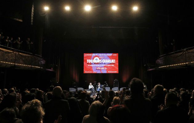 Un grupo de personas participan de las actividades para recordar a los fallecidos tras el atentado contra "Charlie Hebdo". FOTO/AP 