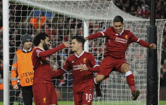 Philippe Coutinho (C) durante un partido de la Liga Premier. Foto AP