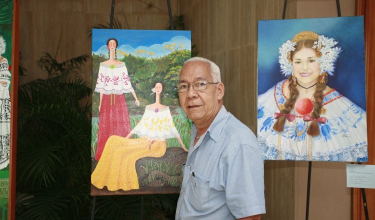 Mayo Hassán. Su arte se vende muy bien. Especialmente turistas compran sus cuadros de esbeltas damitas luciendo coloridas polleras. /Foto Archivo.