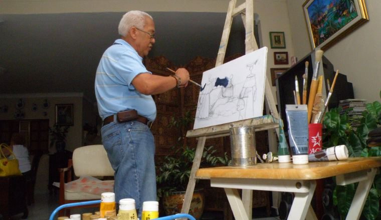 En plena tarea.  Hecho el boceto  viene la fase de ponerle color. 