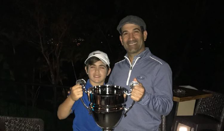 Samuel junto a Ernesto Durán, su "caddie" durante el Campeonato Centroamericano de Golf, que tuvo como sede El Salvador. /Foto Cortesía