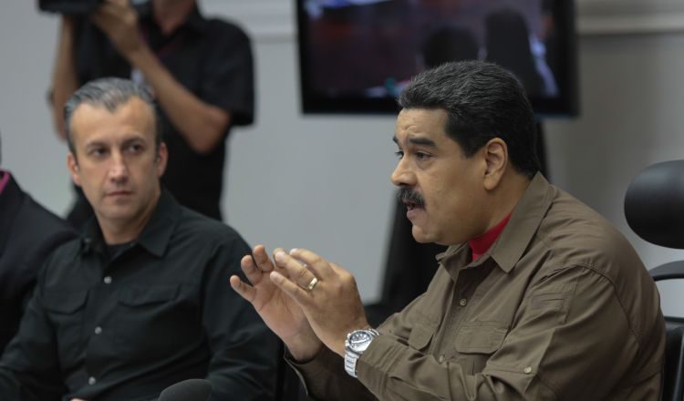 Nicolás Maduro en una reunión de ministros ordenó el cierre de la frontera con Curazao. /Foto EFE