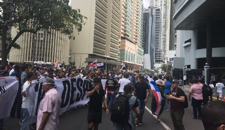 La multitud llamó  "ladrón" a Varela, frente a su residencia. /Foto Twitter / @mriega