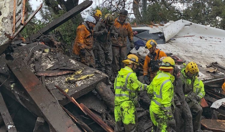 Los bomberos rescatan a una persona atrapada en su vivienda. /Foto EFE