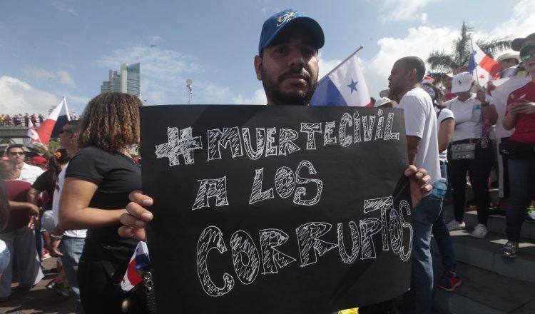 'Muerte civil a los corruptos' fue una de las frases que se plasmó en varios carteles durante la protesta pacífica en contra de la corrupción en la Cinta Costera. /Foto Roberto Barrios