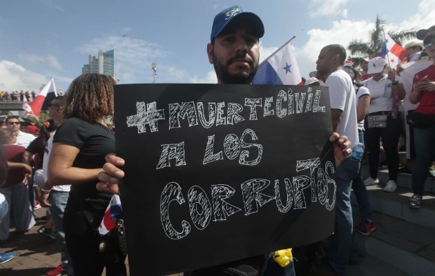 Concentración contra la corrupción donde pidieron "muerte civil a los corruptos". Foto/Roberto Barrios