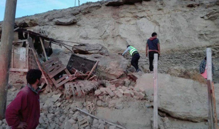 Rescatan a una de las víctimas del fuerte sismo en Arequipa. /Foto EFE