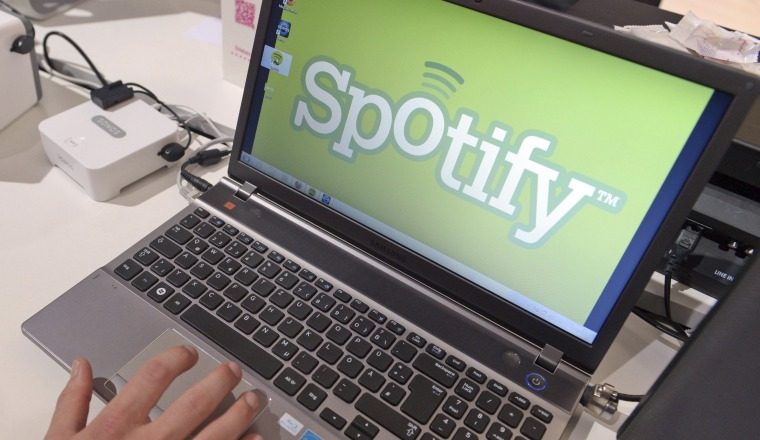 Los jóvenes prefieren plataformas como Spitify y YouTube. /Foto EFE