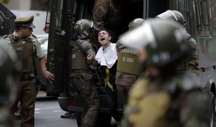 Una  activista disfrazada de  monja protesta contra la visita papal a territorio chileno. /Foto AP/EFE