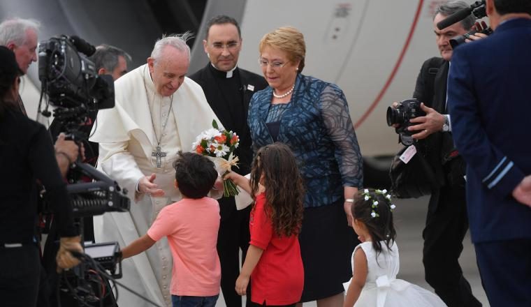 Michelle Bachelet recibe al papa.