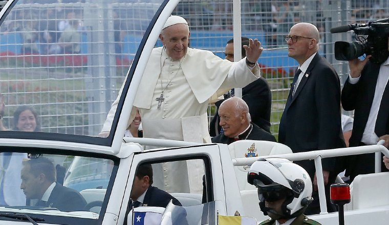 El papa saluda a la población.