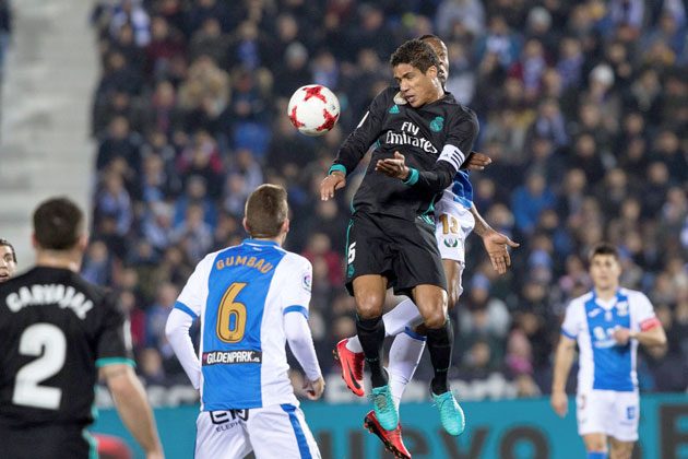 Varane en jugada defensiva. Foto EFE