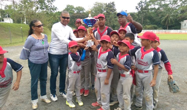 Equipo de Vacamonte recibe su trofeo. Cortesía