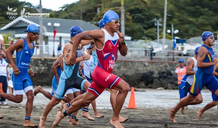 Peter Vega (rojo) ganó la medalla de oro en los Juegos Centroamericanos de Managua. /Foto Cortesía