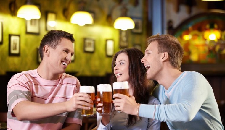 Un estudio asegura que la cerveza ayuda durante la menopausia.