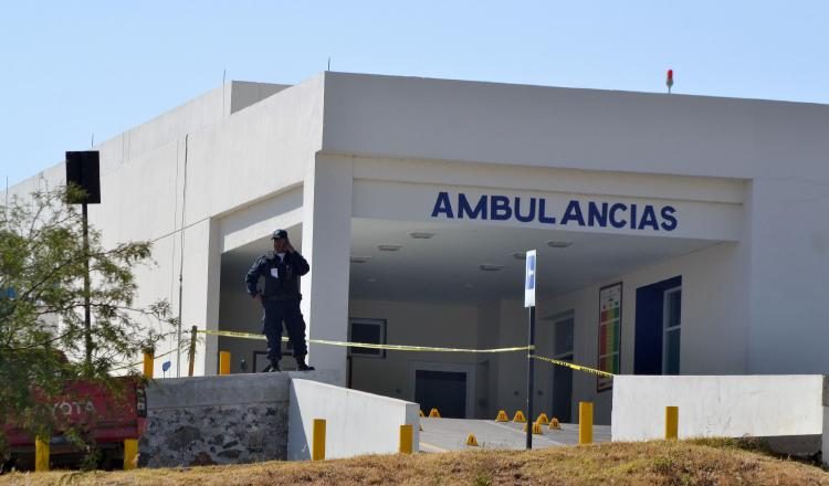 Un integrante de la Policía Estatal vigila afuera de un hospital. /Foto EFE