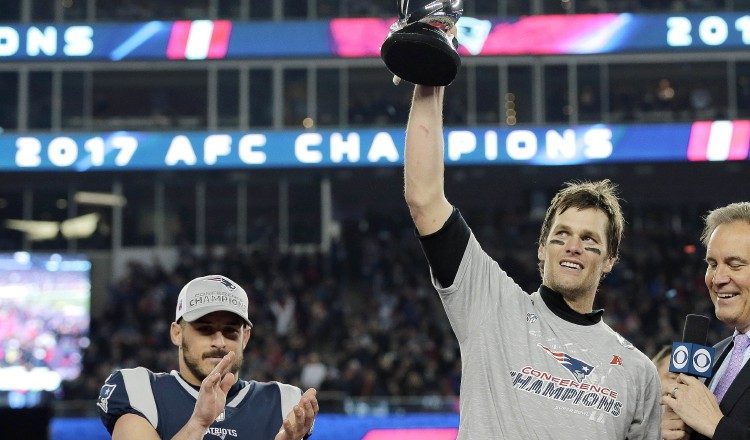 Tom Brady (der.) festeja el título. /Foto AP