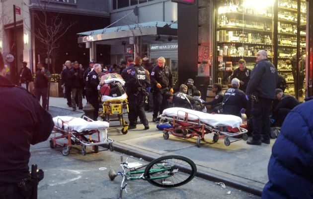 Los bomberos atienden la emergencia. FOTO/AP