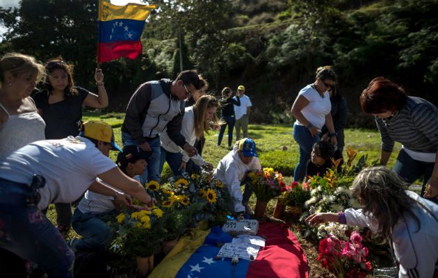 Simpatizantes de Óscar Pérez, rezan por su alma. FOTO/EFE