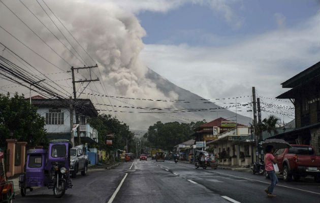 Una vista del Volcán Mayon en erupción. Foto: EFE 